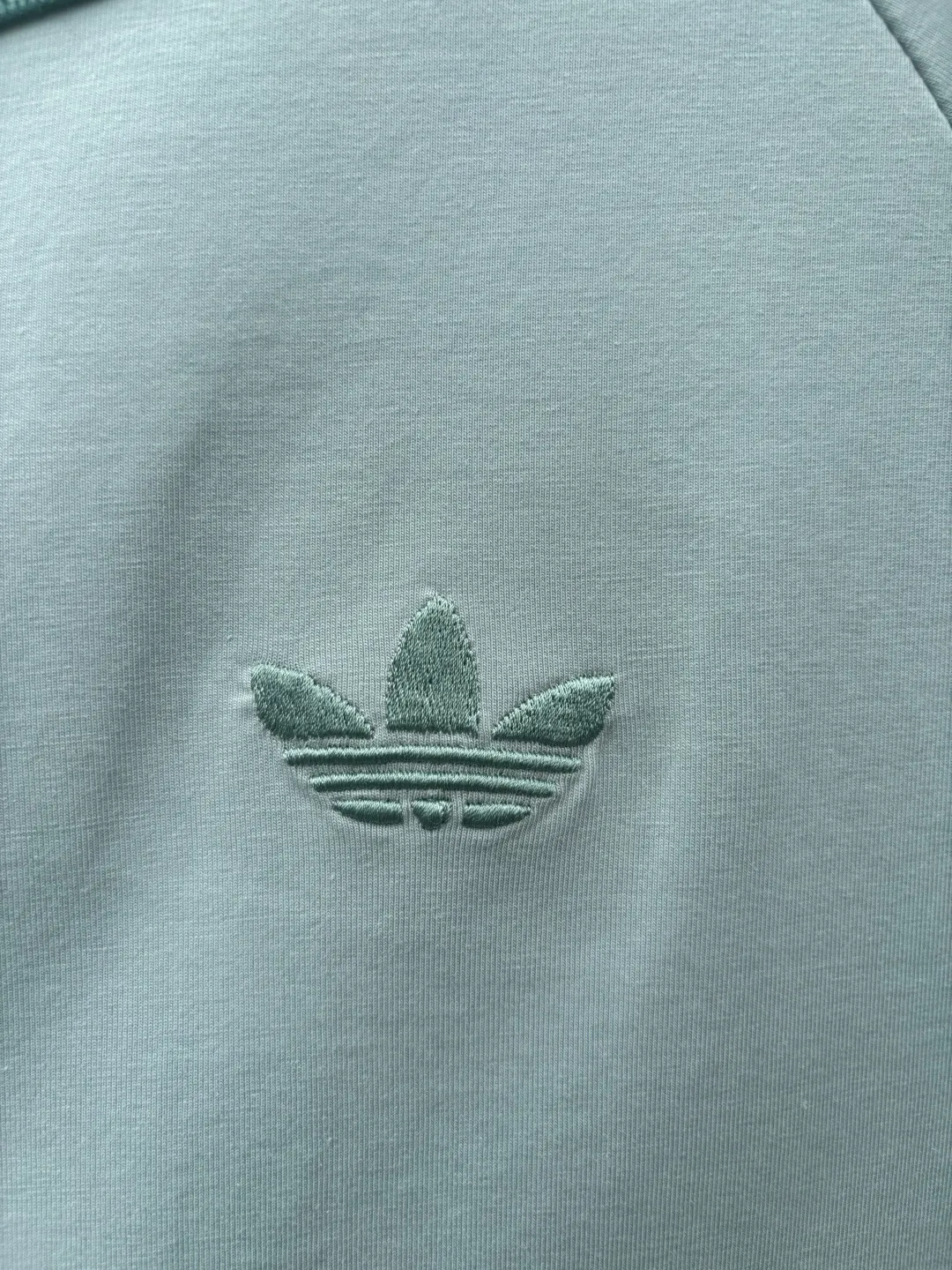 🈴𝟱Color Collection 𝟬𝟱𝟭𝟰𝟴# Exclusive real shot/difference between various stolen pictures and online version on the market [𝗔𝗗𝗜𝗗𝗔𝗦 Adidas Clover Classic Embroidered Couple Round Neck Short Sleeve 𝗧 Shirt] ✅Full set of 1:1 customized accessories ➕Customized three-label ➕𝗬𝘂𝗮𝗻 version hang tag ➕𝗹𝗼𝗴𝗼 packaging bag 🔥 ➕Scan the tag to enter the official website. ✅Top Original version, ins Xiaohongshu has many bloggers wearing it. Clover's latest 5-color T is really Korean casual style ➕Classic Versatile❤️ Skin-friendly and Breathable, super comfortable for daily wear. The clover logo on the chest is very recognizable. 3D three-dimensional tailoring. The upper body is crisp and stylish. The fit is loose. It covers the flesh and makes you slim. It perfectly modifies the figure. The full set of accessories is customized in a one-to-one mold, striving for excellence. Good Quality is never just talk! Color: White Pink Light Gray Green Black Tibetan Blue Size: S M L XL XXL